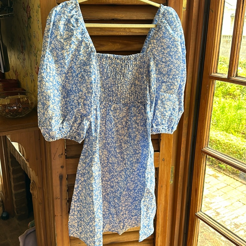 Tuckernuck dress size M blue and white floral